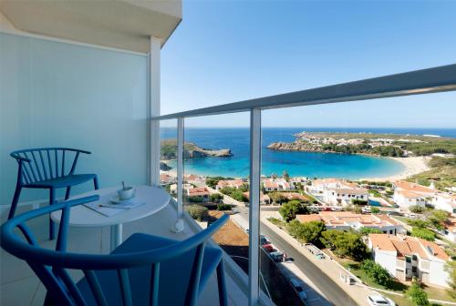 Habitación comunicada con vistas al mar del hotel Palladium Hotel Menorca. Foto 3