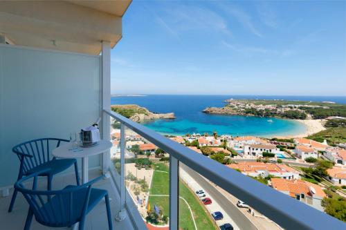 Habitación Deluxe Premium con vistas al mar del hotel Palladium Hotel Menorca. Foto 1