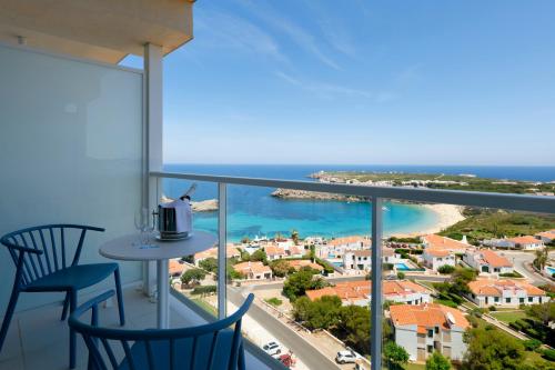 Habitación Deluxe Premium con vistas al mar del hotel Palladium Hotel Menorca. Foto 2