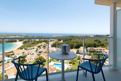Habitación Deluxe Premium con vistas al mar del hotel Palladium Hotel Menorca. Foto 3
