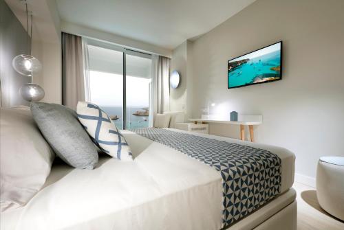 Habitación Deluxe Premium con vistas al mar del hotel Palladium Hotel Menorca. Foto 5