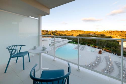 Alojamiento Deluxe con vistas a la piscina del hotel Palladium Hotel Menorca