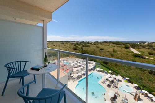 Alojamiento Deluxe con vistas a la piscina del hotel Palladium Hotel Menorca. Foto 3