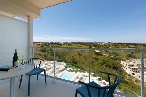 Alojamiento Deluxe con vistas a la piscina del hotel Palladium Hotel Menorca. Foto 4