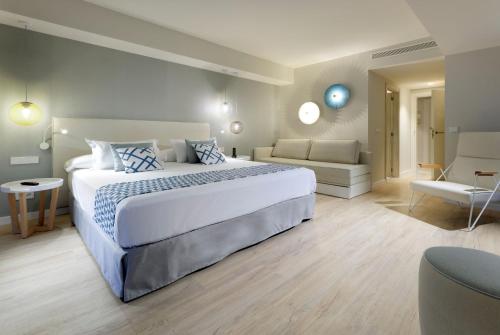 Habitación Familiar Deluxe del hotel Palladium Hotel Menorca. Foto 3