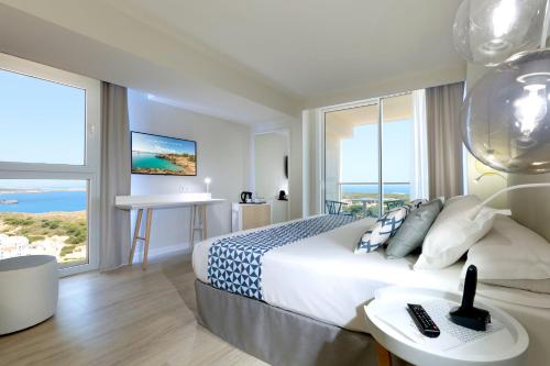 Habitación Familiar con vistas al mar del hotel Palladium Hotel Menorca. Foto 2