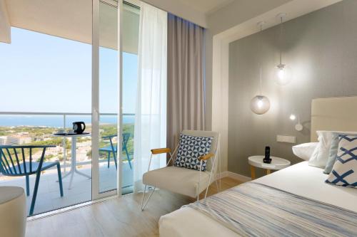 Suite con vistas al mar del hotel Palladium Hotel Menorca. Foto 1