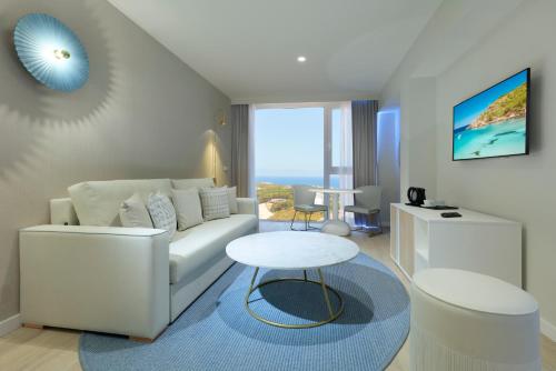 Suite con vistas al mar del hotel Palladium Hotel Menorca. Foto 2
