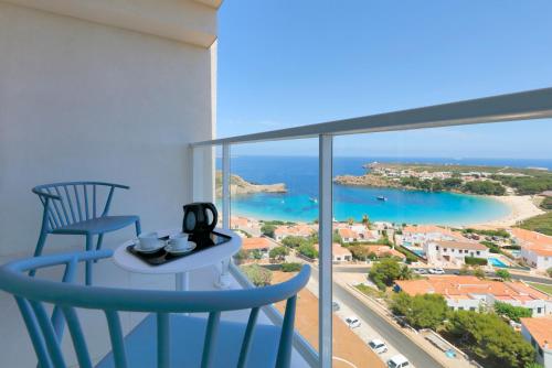 Suite con vistas al mar del hotel Palladium Hotel Menorca. Foto 3