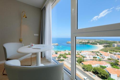 Suite con vistas al mar del hotel Palladium Hotel Menorca. Foto 4