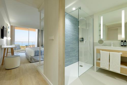 Suite con vistas al mar del hotel Palladium Hotel Menorca. Foto 5