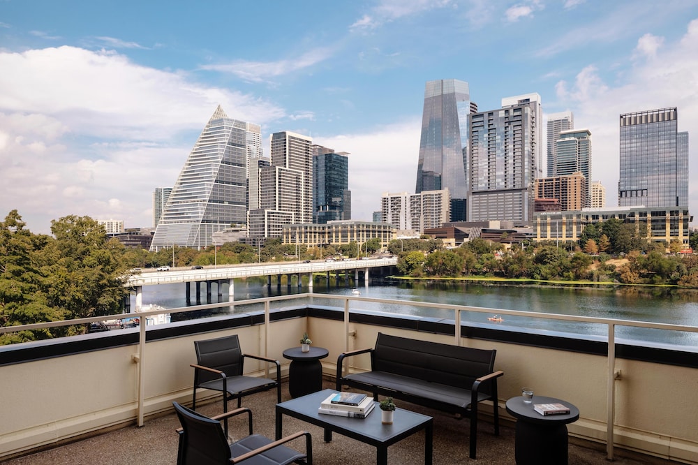 1 Cama King Terraza Frente al Lago del hotel Hyatt Regency Austin. Foto 3