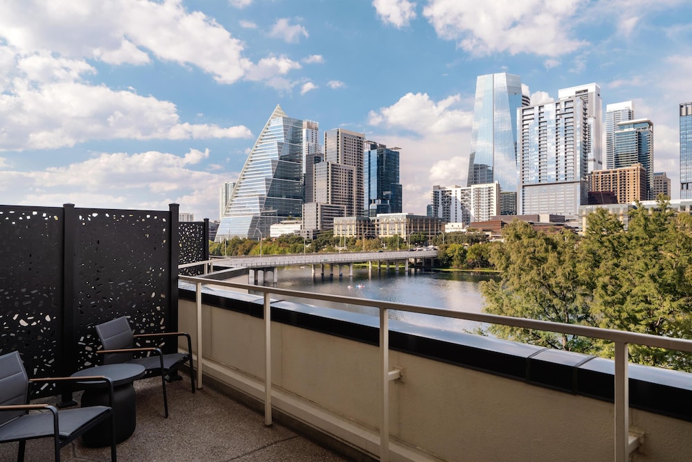Suite Estudio con Terraza Frente al Lago del hotel Hyatt Regency Austin. Foto 3