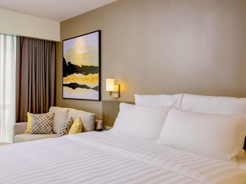 Estándar con Vistas a la Ciudad, Cama King del hotel Novotel Suites Manila At Acqua. Foto 1