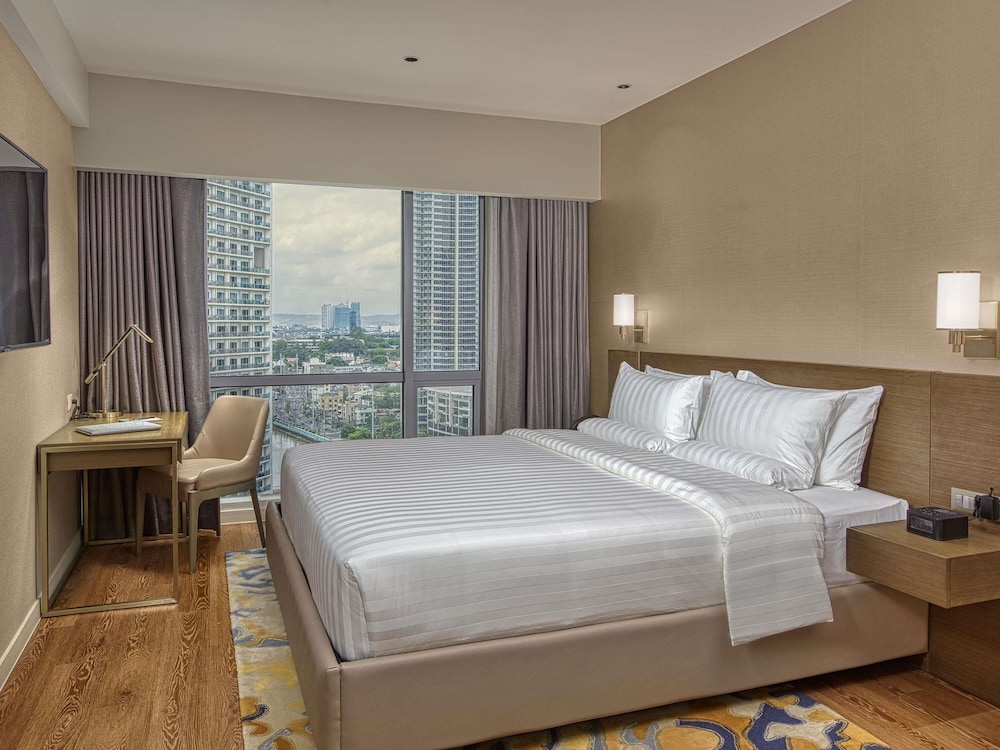 Estándar con Vistas a la Ciudad, Cama King del hotel Novotel Suites Manila At Acqua. Foto 2