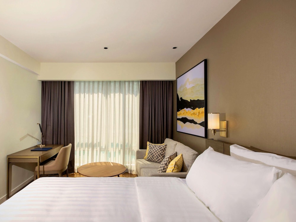 Estándar con Vistas a la Ciudad, Cama King del hotel Novotel Suites Manila At Acqua. Foto 4