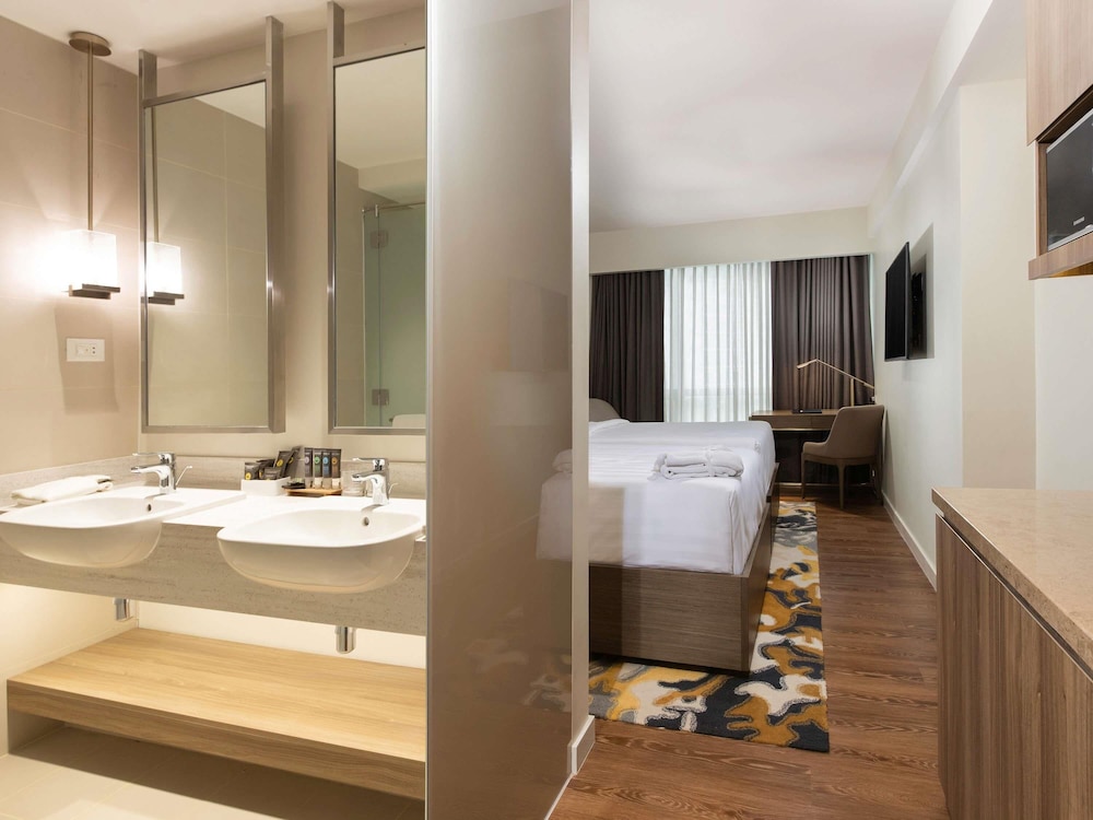 Estándar con Vistas a la Ciudad, Dos Camas del hotel Novotel Suites Manila At Acqua. Foto 2