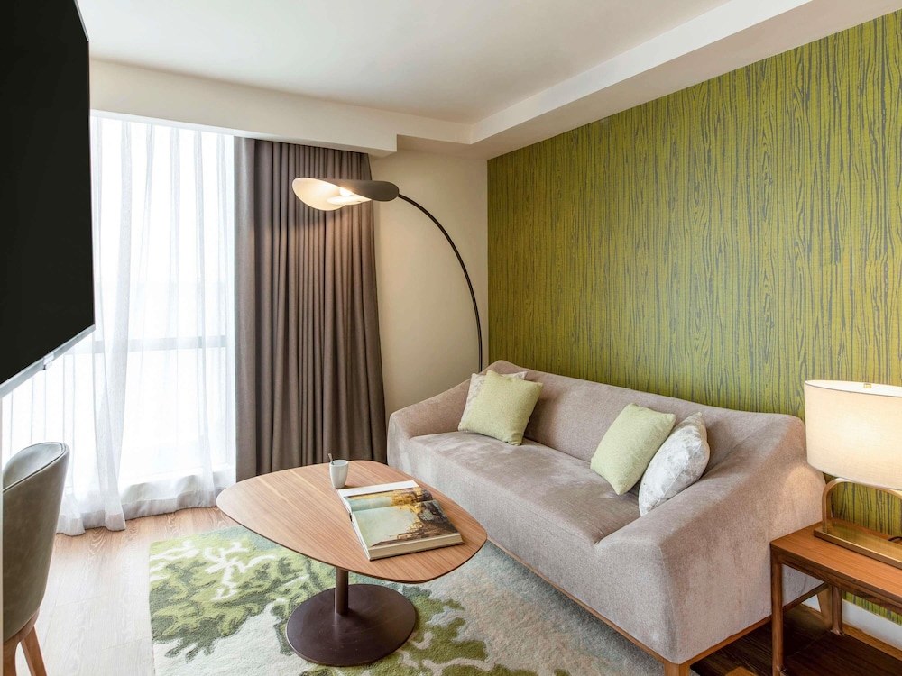 Suite Deluxe con 1 cama King del hotel Novotel Suites Manila At Acqua. Foto 1