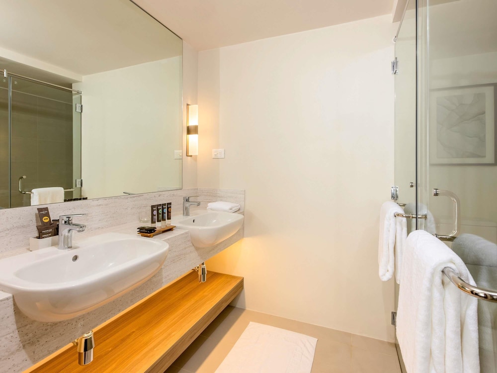 Suite Deluxe con 1 cama King del hotel Novotel Suites Manila At Acqua. Foto 2