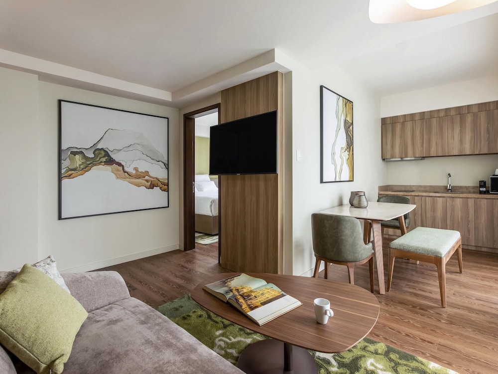 Suite Deluxe con 1 cama King del hotel Novotel Suites Manila At Acqua. Foto 3