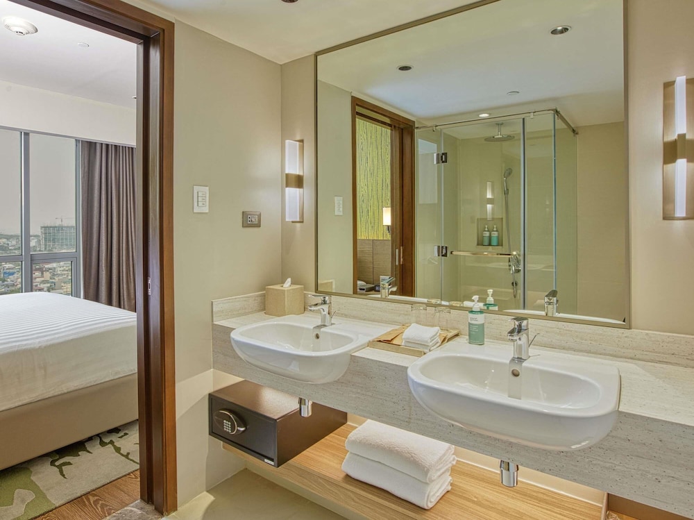 Suite Deluxe con 1 cama King del hotel Novotel Suites Manila At Acqua. Foto 5