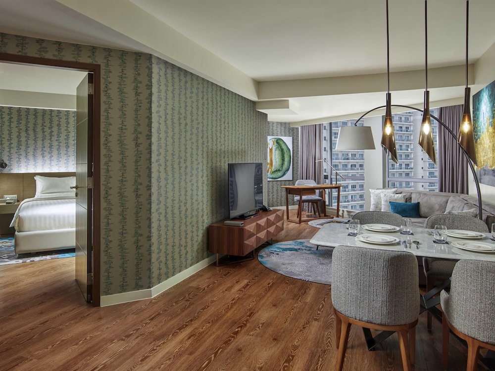 Suite Superior con 1 Cama King y Bañera del hotel Novotel Suites Manila At Acqua. Foto 2