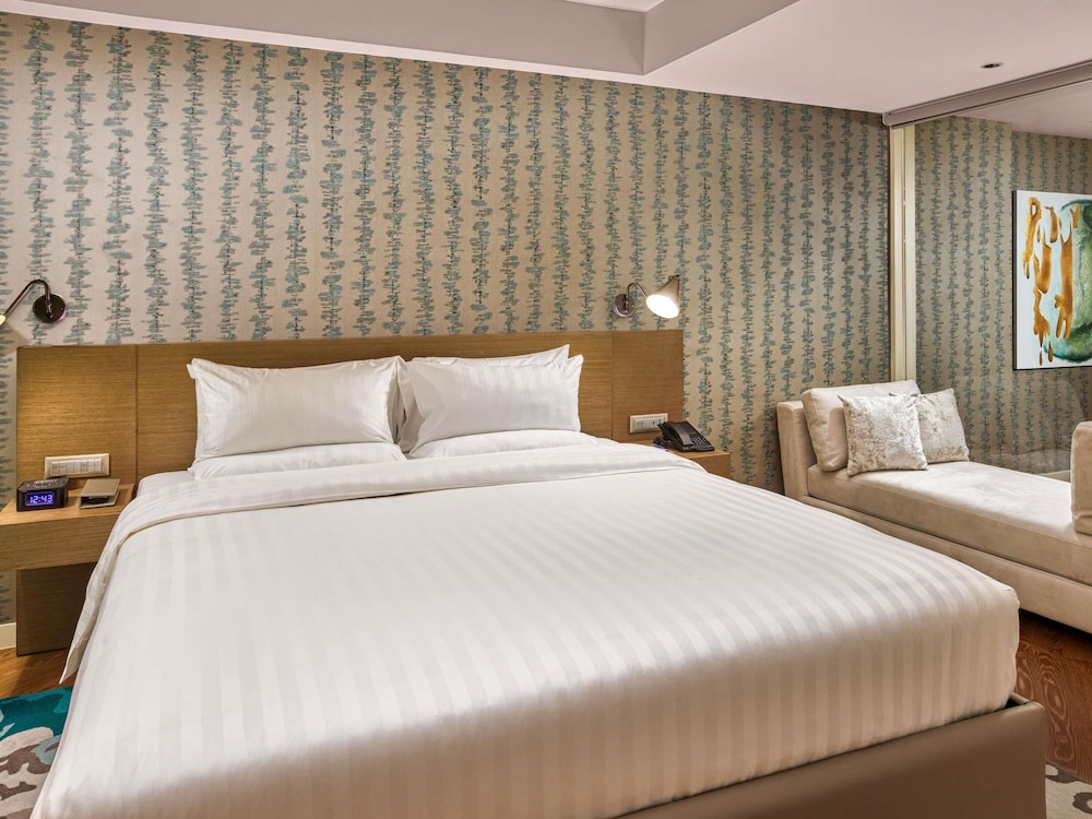 Suite Superior con 1 Cama King y Bañera del hotel Novotel Suites Manila At Acqua. Foto 3