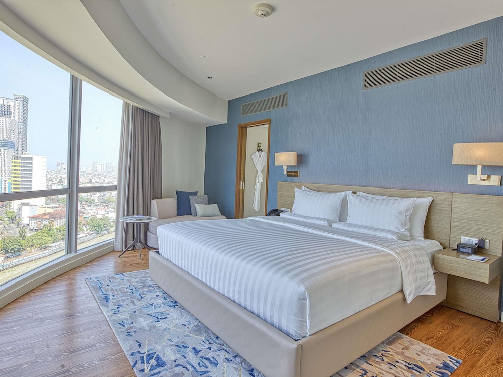 Suite Premier con 1 cama king del hotel Novotel Suites Manila At Acqua