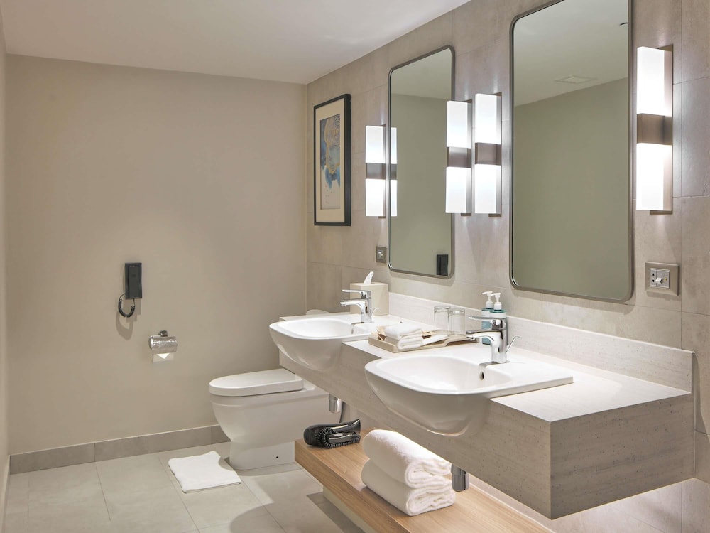 Suite Premier con 1 cama king del hotel Novotel Suites Manila At Acqua. Foto 3