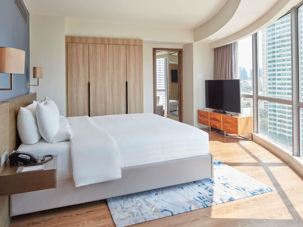 Suite Premier con 1 cama king del hotel Novotel Suites Manila At Acqua. Foto 4