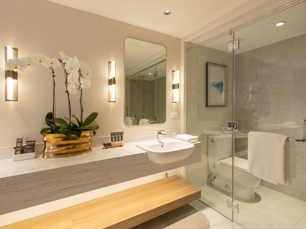 Suite Premier con 1 cama king del hotel Novotel Suites Manila At Acqua. Foto 5