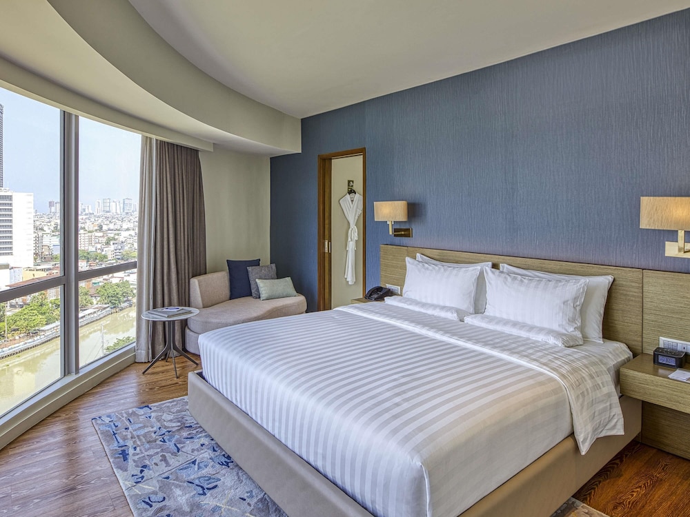 Suite Premier con 1 Cama King y Bañera del hotel Novotel Suites Manila At Acqua. Foto 2