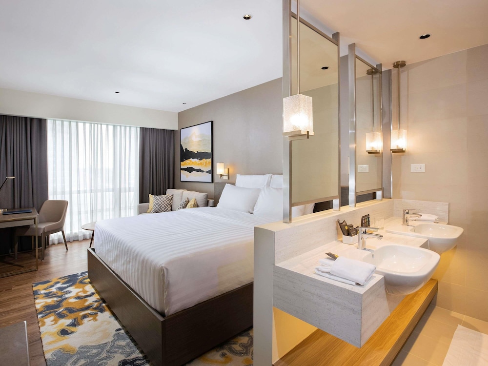 Estándar con Vistas a la Ciudad, Cama King del hotel Novotel Suites Manila At Acqua. Foto 3