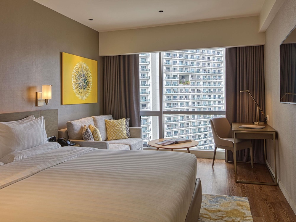 Estándar con Vistas a la Ciudad, Cama King del hotel Novotel Suites Manila At Acqua. Foto 4
