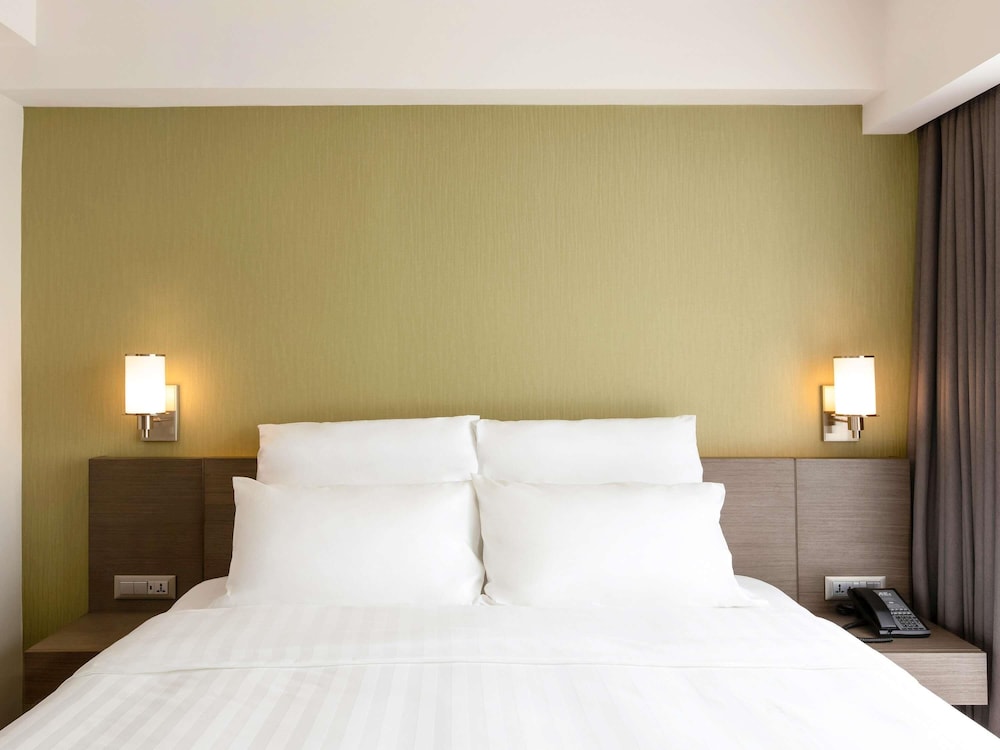 Suite Deluxe con 1 cama King del hotel Novotel Suites Manila At Acqua. Foto 6
