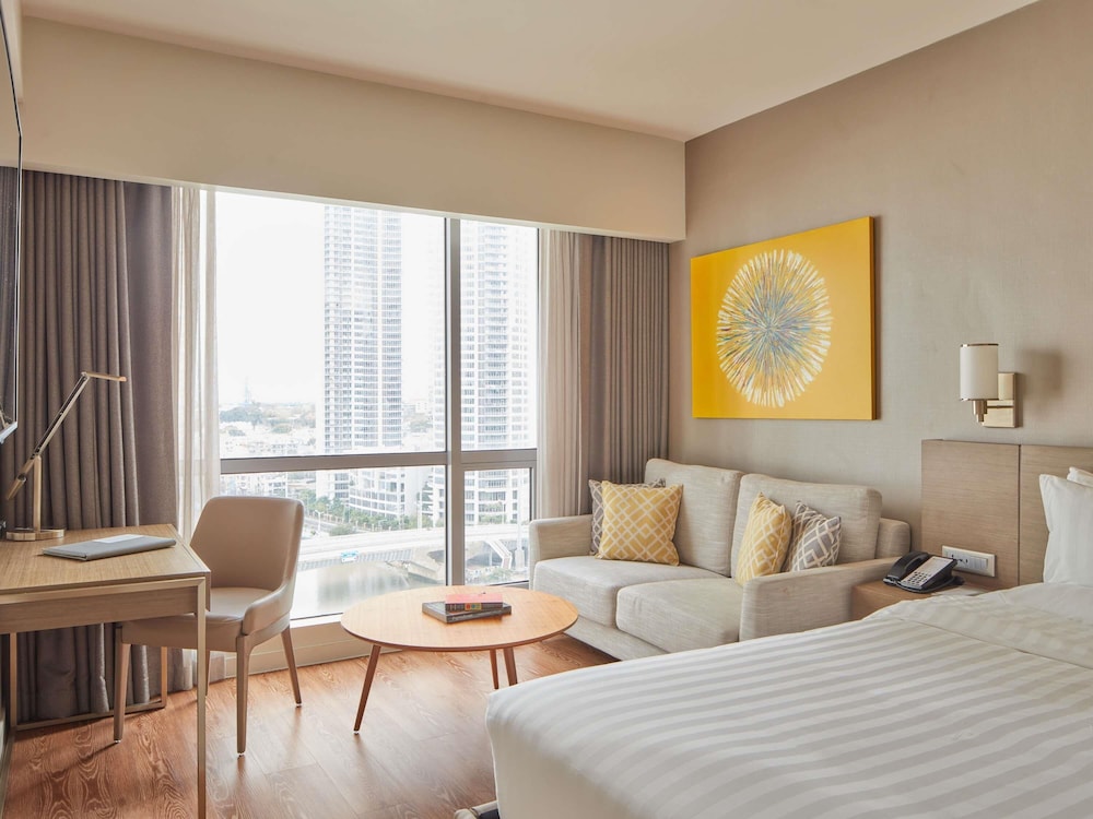 Estándar con Vistas al Río, Cama King del hotel Novotel Suites Manila At Acqua. Foto 3
