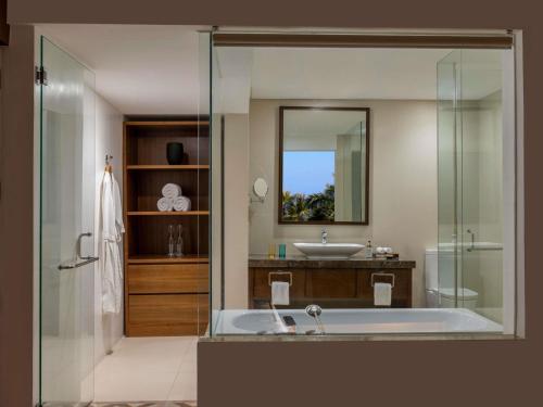 Suite Premium - Cama extragrande del hotel Mövenpick Resort and Spa Boracay. Foto 2