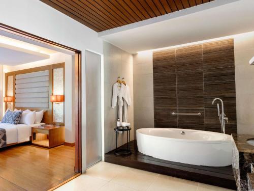Suite Junior del hotel Mövenpick Resort and Spa Boracay. Foto 2