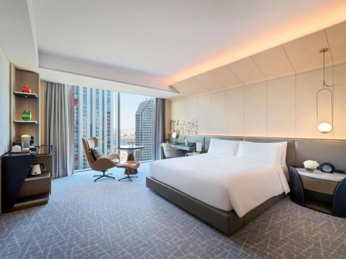 Habitación Deluxe con cama extragrande y vistas panorámicas del hotel Fairmont Ambassador Seoul. Foto 2