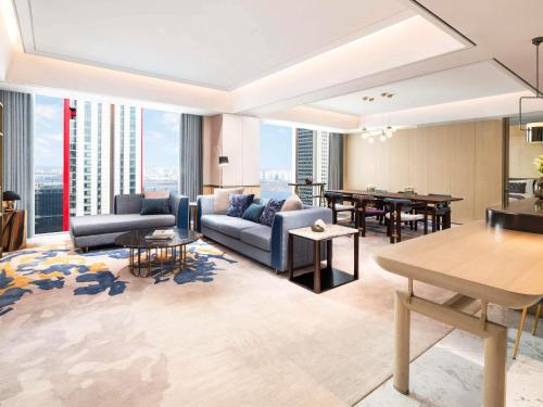 Two - Bedroom Diplomatic Sky Suite with One King Bed and Two Single Beds del hotel Fairmont Ambassador Seoul. Foto 6