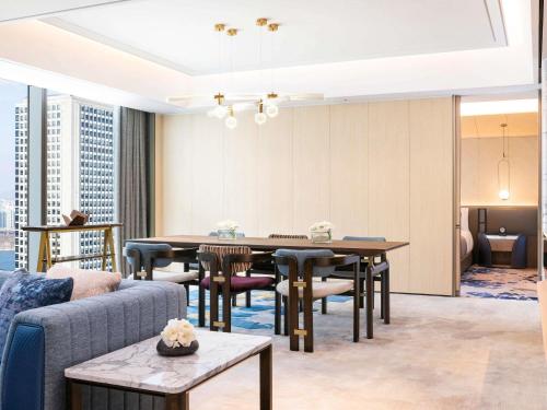 Two - Bedroom Diplomatic Sky Suite with One King Bed and Two Single Beds del hotel Fairmont Ambassador Seoul. Foto 7
