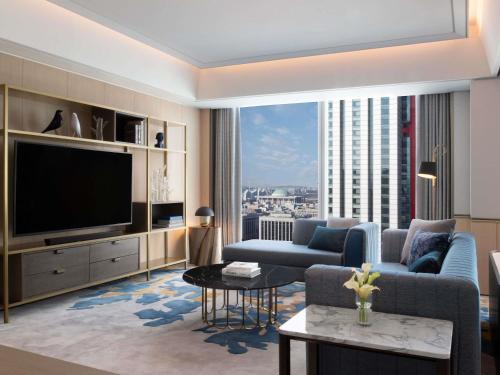 Two - Bedroom Diplomatic Sky Suite with One King Bed and Two Single Beds del hotel Fairmont Ambassador Seoul. Foto 8