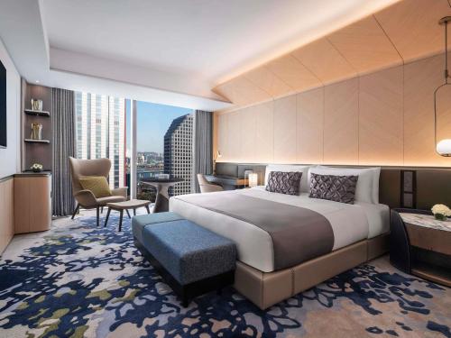 Two - Bedroom Diplomatic Sky Suite with One King Bed and Two Single Beds del hotel Fairmont Ambassador Seoul. Foto 9
