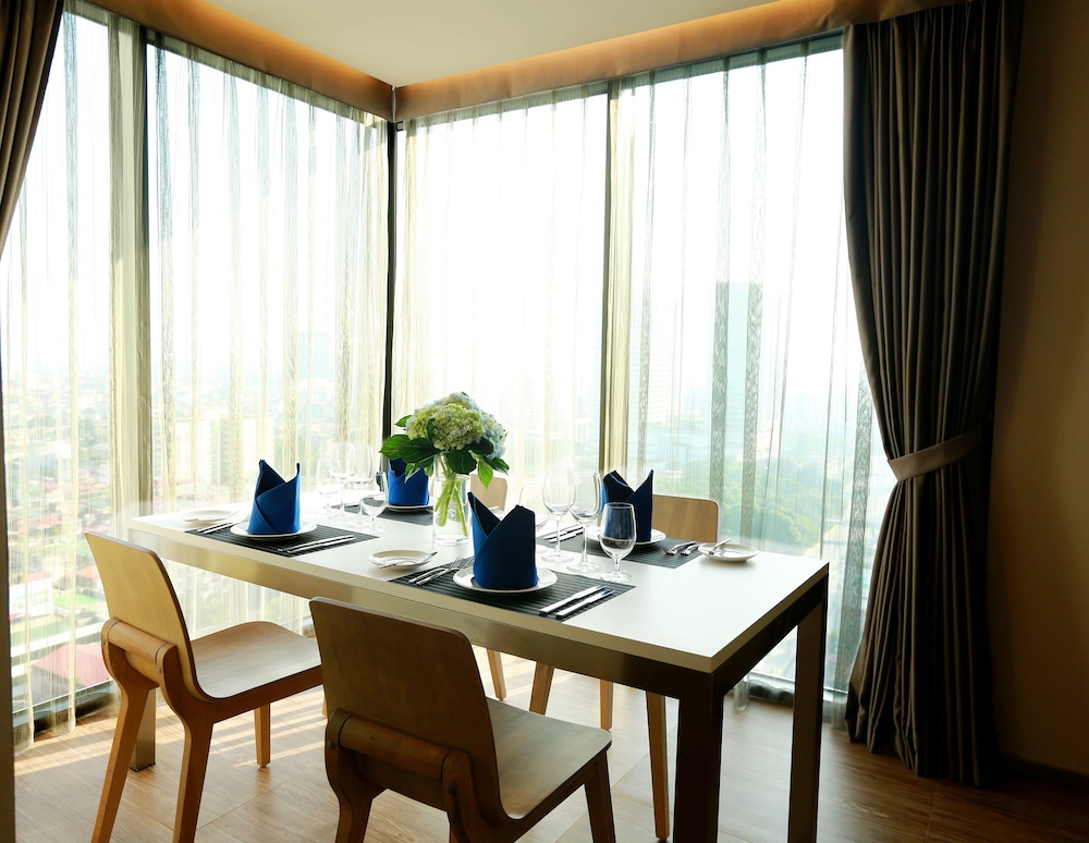 Apartamento Ejecutivo, 1 Cama King Size y 1 Sofá, Vistas a la Ciudad, Acceso al Salón del hotel Novotel Hanoi Thai Ha. Foto 1
