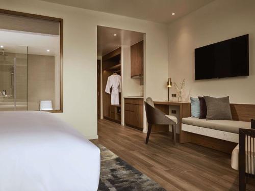 Estudio con cama extragrande, balcón y vistas al mar del hotel Mövenpick Villas and Residences Phu Quoc. Foto 4