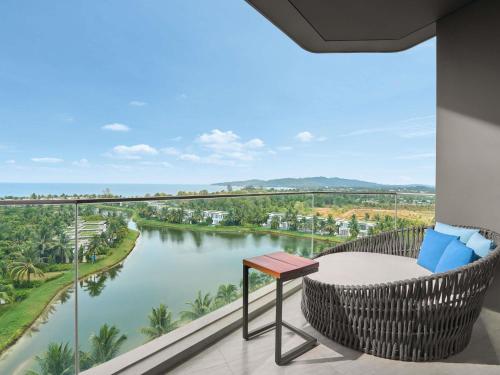 Estudio con cama extragrande, balcón y vistas al mar del hotel Mövenpick Villas and Residences Phu Quoc. Foto 6