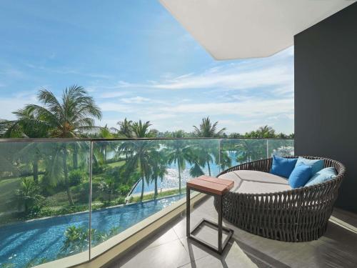 Estudio con balcón y vistas a la piscina - 1 cama extragrande del hotel Mövenpick Villas and Residences Phu Quoc. Foto 4