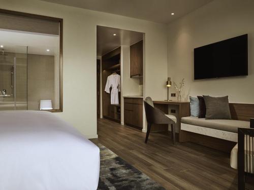 Estudio con cama extragrande, balcón y vistas al mar del hotel Mövenpick Villas and Residences Phu Quoc
