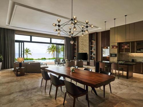 Presidential Four Bedroom Villa with Pool and Sea View del hotel Mövenpick Villas and Residences Phu Quoc. Foto 2