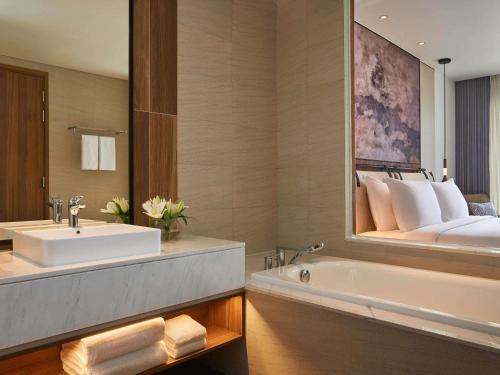 Habitación Superior con balcón y vistas al mar - 1 cama extragrande del hotel Mövenpick Resort Waverly Phu Quoc. Foto 2